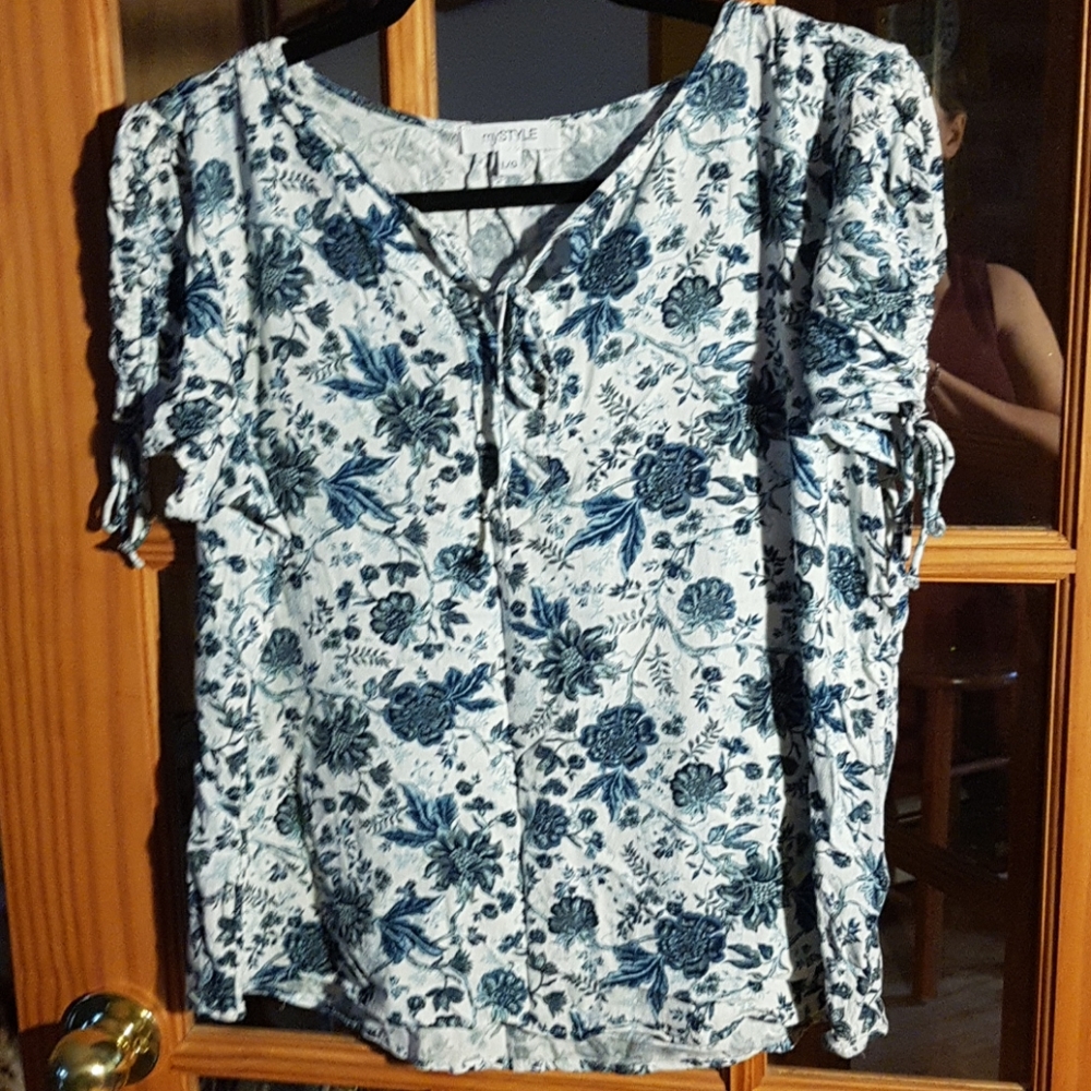 Womans Top - Picture 2 of 5